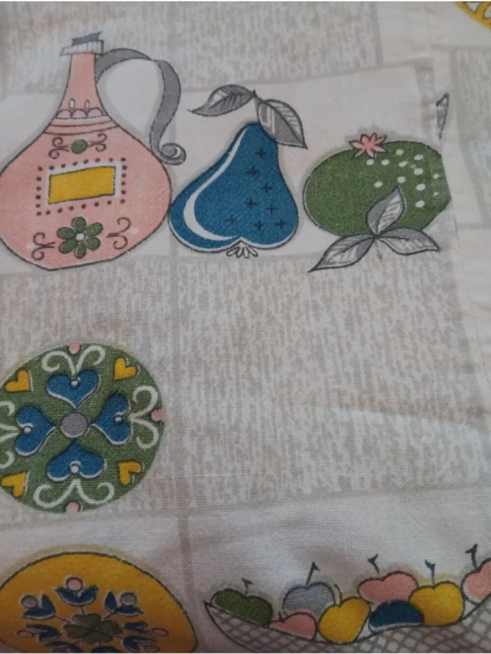 Vintage Kitchy Cotton Tablecloth Kitchen Print Jugs and Fruit Bowls 59 x 53
